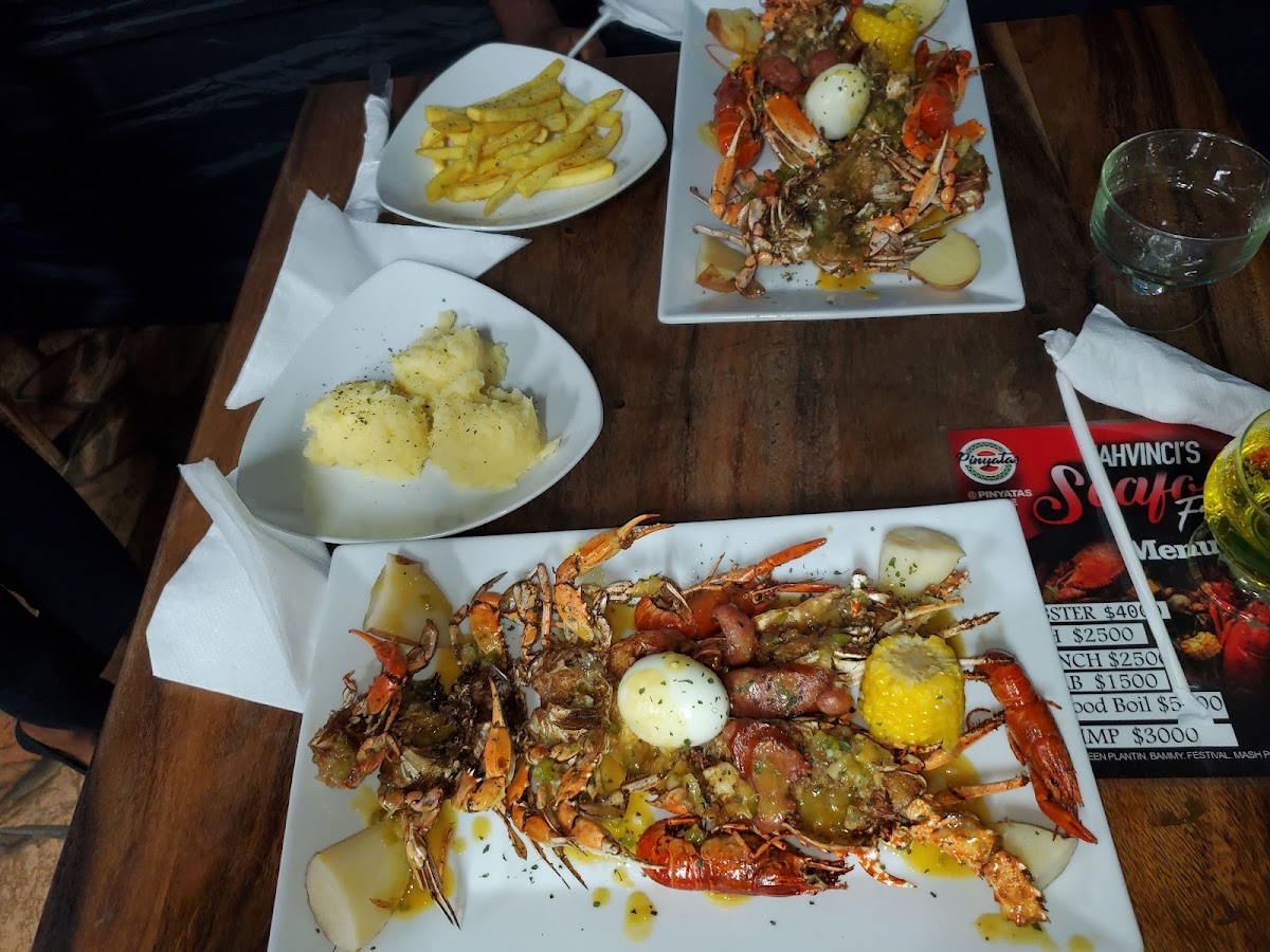 Pinyatas Lounge Restaurant, Bar & Jerk Center-5